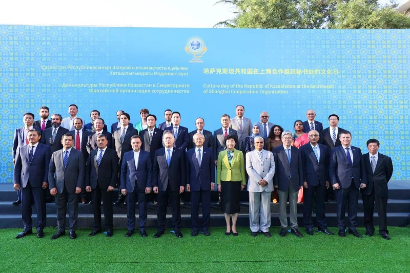 活動(dòng)現(xiàn)場(chǎng)來(lái)賓合影留念。主辦方供圖