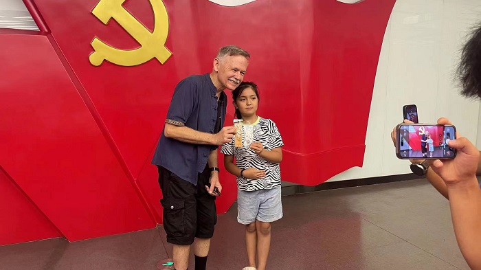 潘維廉和志愿講解員紀念合影。主辦方供圖