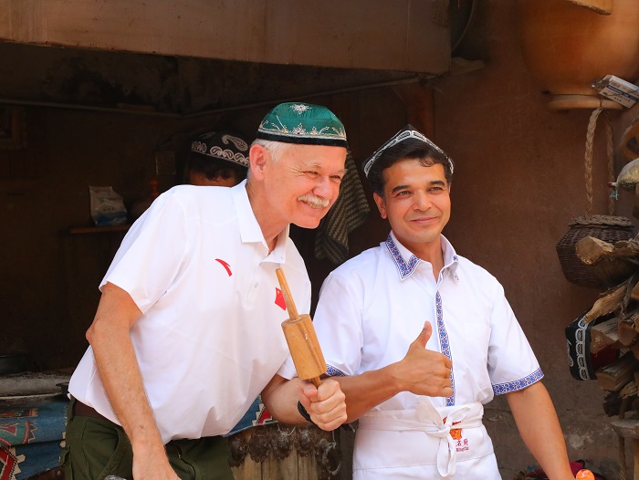 潘維廉和維吾爾族創(chuàng)業(yè)青年合影。主辦方供圖