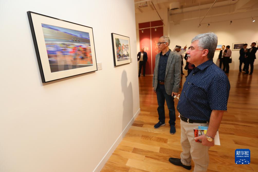 9月18日，人們在卡塔爾多哈參觀“你好，北京”攝影展。新華社記者隋先凱攝