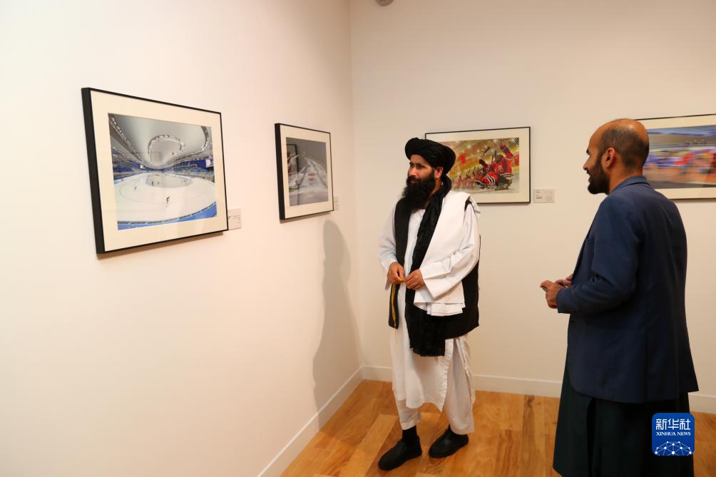 9月18日，人們在卡塔爾多哈參觀“你好，北京”攝影展。新華社記者隋先凱攝