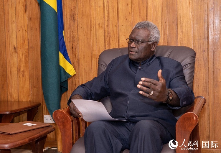 2023年9月14日，所羅門群島總理梅納西·索加瓦雷在首都霍尼亞拉接受人民網(wǎng)記者專訪。（人民網(wǎng) 賀吉攝影 ）