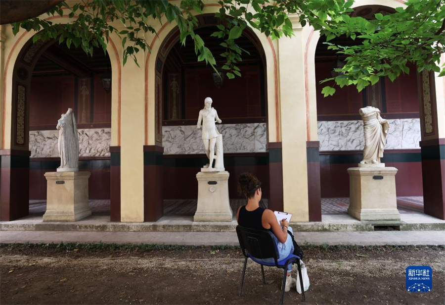 9月17日，在法國巴黎國立高等美術(shù)學(xué)院舉行的歐洲遺產(chǎn)日活動上，參觀者參與繪畫創(chuàng)作和體驗。新華社記者 高靜 攝