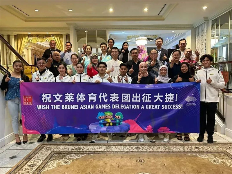 肖建國大使同參加歡送儀式的文方嘉賓、代表團成員等合影留念。圖片由使館提供