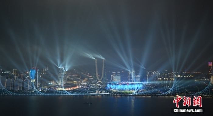 9月23日，杭州第19屆亞運會開幕式在浙江杭州奧體中心體育場舉行。圖為璀璨燈光秀點亮錢塘江夜空。<a target='_blank' href='/'><p  align=