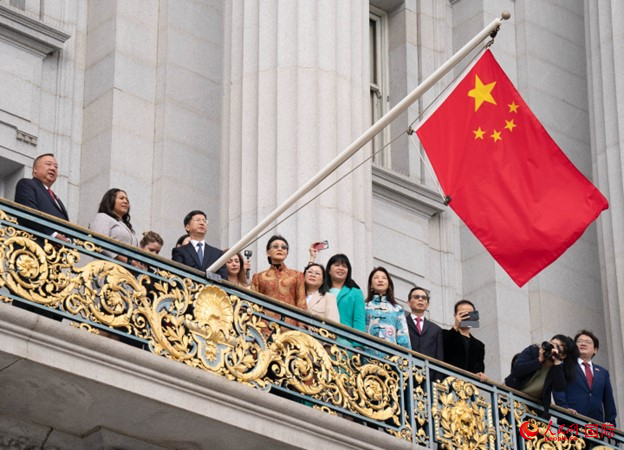 當(dāng)?shù)貢r間9月29日，中國駐舊金山總領(lǐng)事張建敏與舊金山市長倫敦·布理德一起在舊金山市政廳陽臺升起中國國旗，慶祝中華人民共和國成立74周年。人民網(wǎng)記者 鄧圩攝