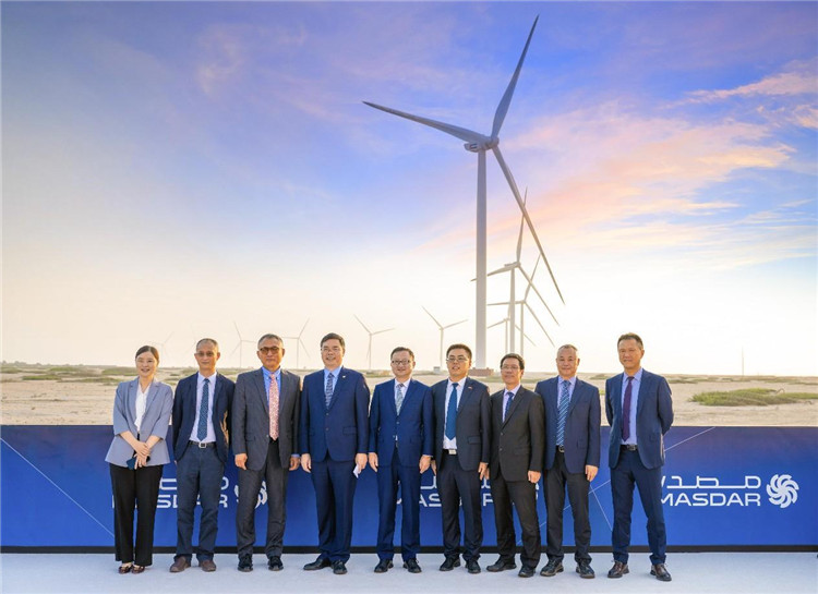 中方建設者在風電場合影。中國電建供圖