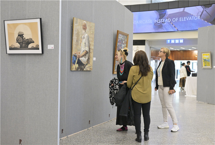 各國外交官在在欣賞中國藝術(shù)家作品。中國常駐維也納代表團(tuán)供圖