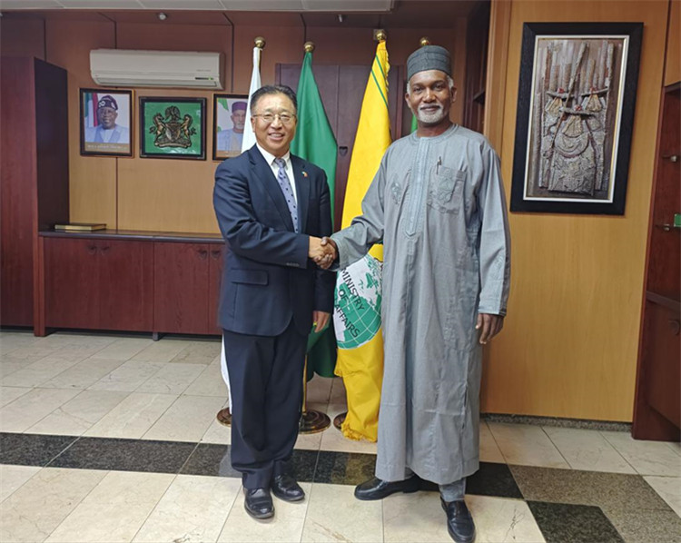 駐尼日利亞大使崔建春（左）會(huì)見尼外長(zhǎng)圖加爾。駐尼使館供圖