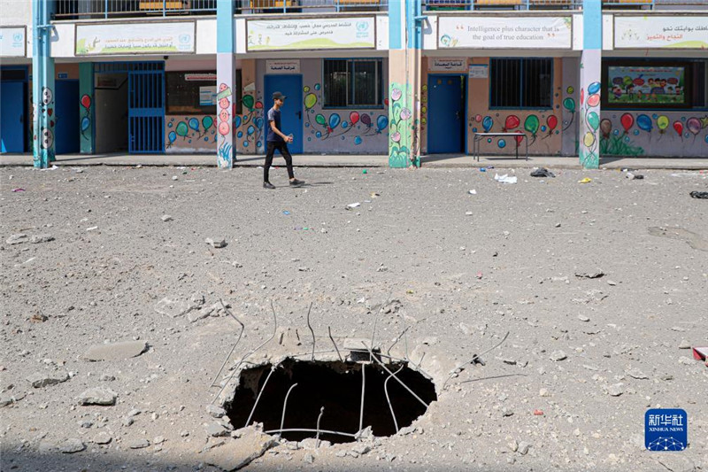 這是10月8日在加沙城一所學(xué)校拍攝的以色列空襲對(duì)地面造成的破壞。新華社發(fā)（里澤克·阿卜杜勒賈瓦德攝）