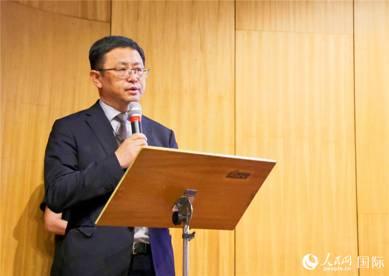 中國(guó)駐里約熱內(nèi)盧總領(lǐng)事館商務(wù)參贊徐元?jiǎng)侔l(fā)表致辭。人民網(wǎng)記者 陳海琪攝