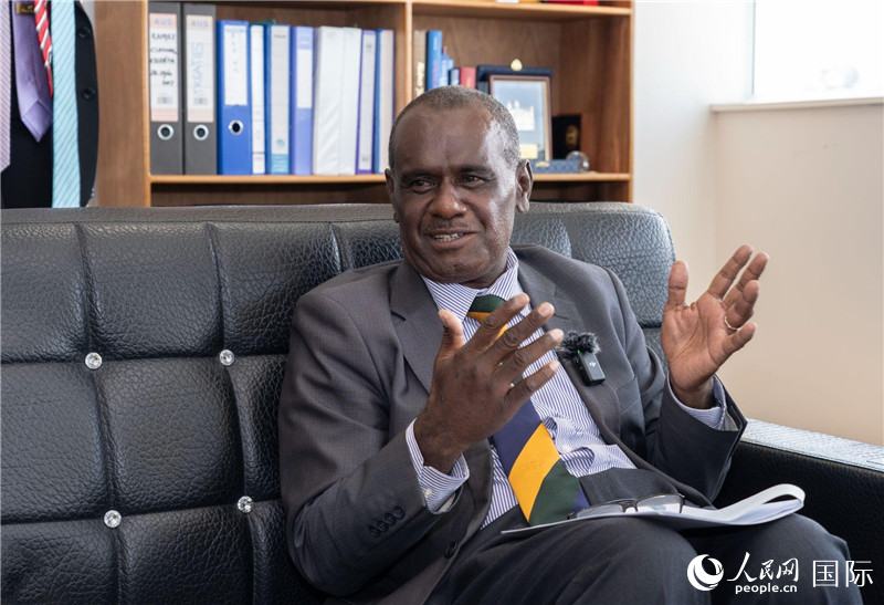 2023年9月13日，所羅門群島外交部長杰里邁亞·馬內萊在首都霍尼亞拉接受人民網記者專訪。人民網 賀吉攝