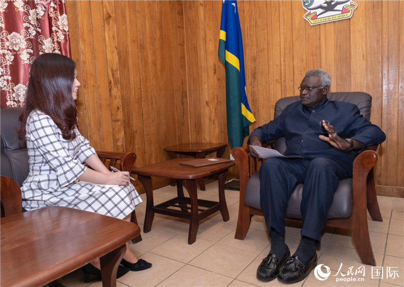 2023年9月14日，所羅門群島總理梅納西·索加瓦雷在首都霍尼亞拉接受人民網記者專訪。人民網 賀吉攝
