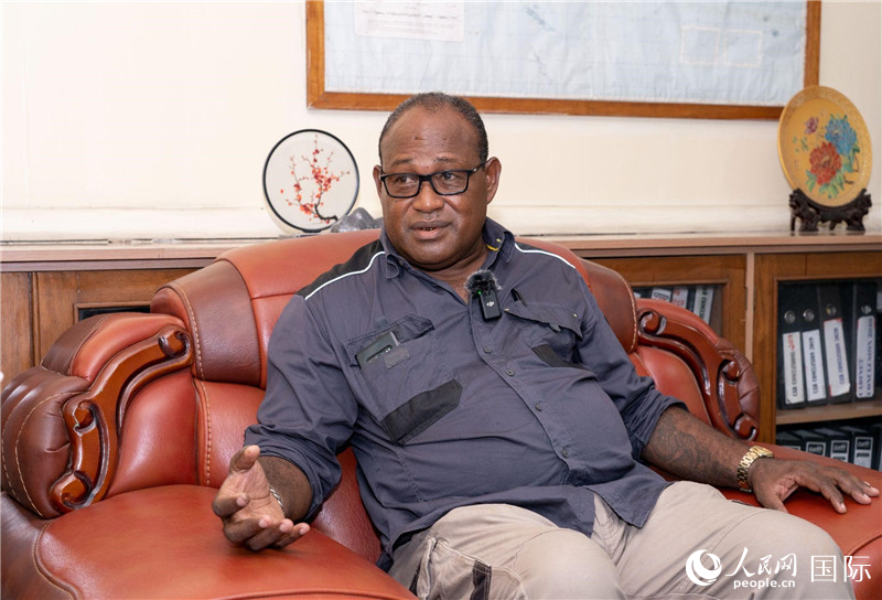 2023年9月13日，所羅門群島副總理兼基礎設施和發(fā)展部長梅納西·梅蘭加在首都霍尼亞拉接受人民網記者專訪。人民網 賀吉攝