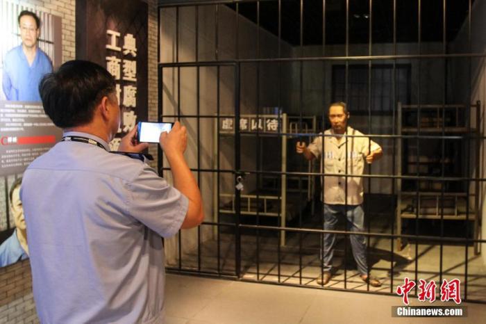 資料圖：2015年10月，海南省公安廳組織黨員干部前往反腐倡廉警示教育基地參觀受教。洪堅鵬 攝