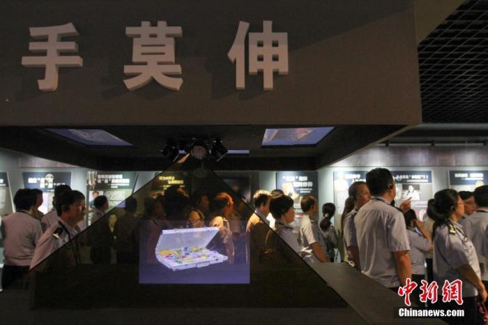 資料圖：2015年10月，海南省公安廳組織黨員干部前往反腐倡廉警示教育基地參觀受教。洪堅鵬 攝