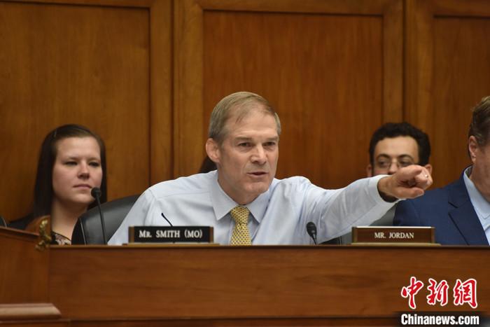 當(dāng)?shù)貢r間10月13日，美國國會眾議院共和黨人就議長候選人再次進行黨內(nèi)投票，眾議院司法委員會主席吉姆·喬丹獲得黨內(nèi)提名。圖為喬丹今年9月在眾議院監(jiān)督和問責(zé)委員會聽證會上發(fā)言。 <a target='_blank' href='/'><p  align=
