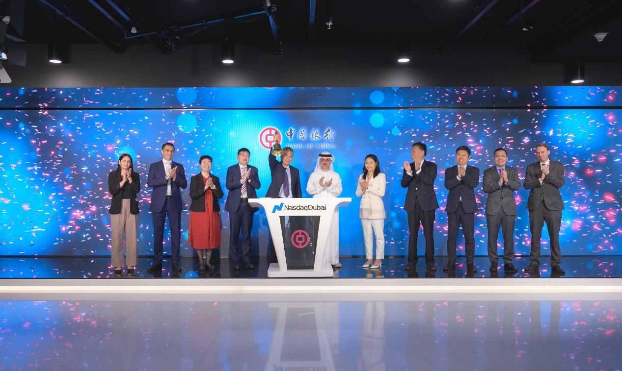 圖為中外嘉賓出席搖鈴儀式。迪拜納斯達(dá)克供圖