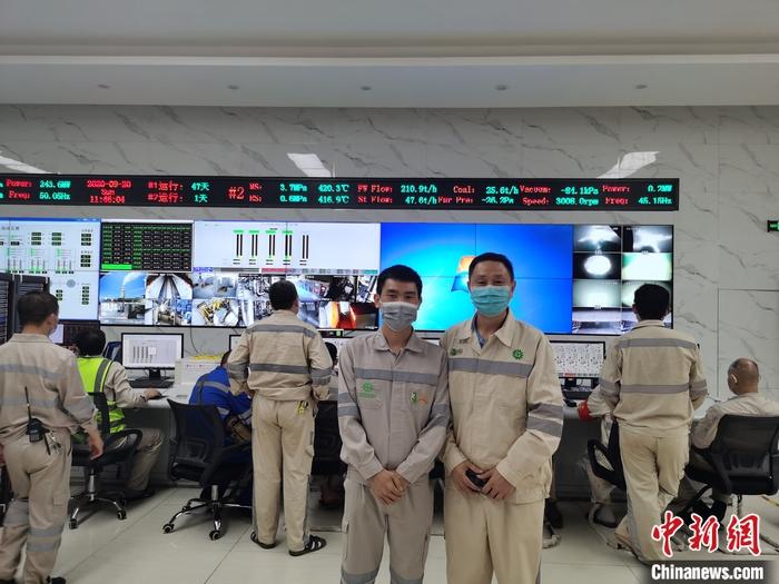 圖為張歡國(右)和青山項(xiàng)目中方負(fù)責(zé)人的控制室合影。 受訪者供圖