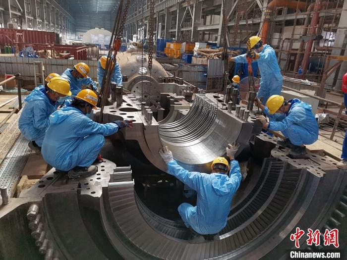 圖為青山緯達(dá)貝園區(qū)汽輪機(jī)機(jī)組在進(jìn)行現(xiàn)場(chǎng)安裝。 受訪者供圖