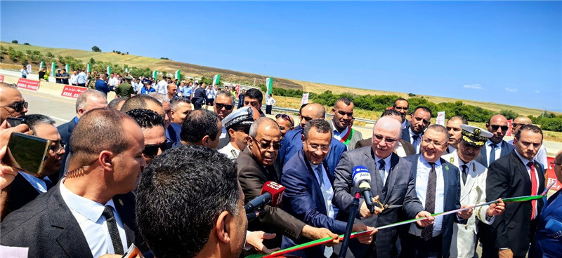2023年8月12日，阿爾及利亞總理阿卜杜拉赫曼（前右四）參加阿爾及利亞東西高速公路東標(biāo)段主線84公里段通車儀式。中信建設(shè)供圖