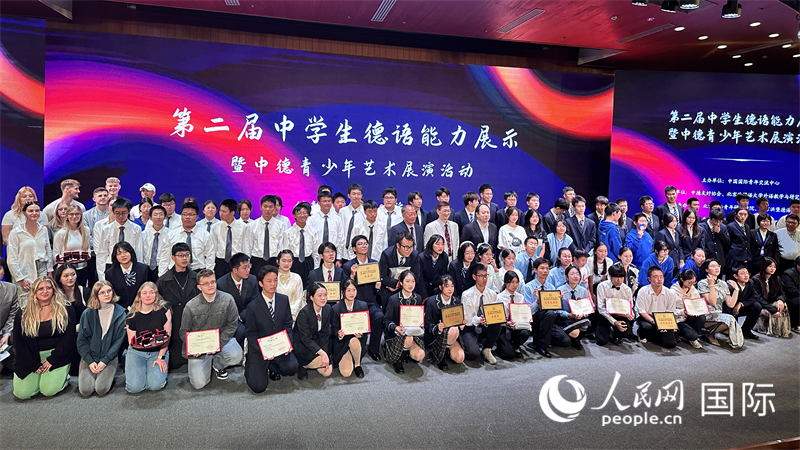 現(xiàn)場(chǎng)學(xué)生與嘉賓合影。（攝影：張麗鷗）