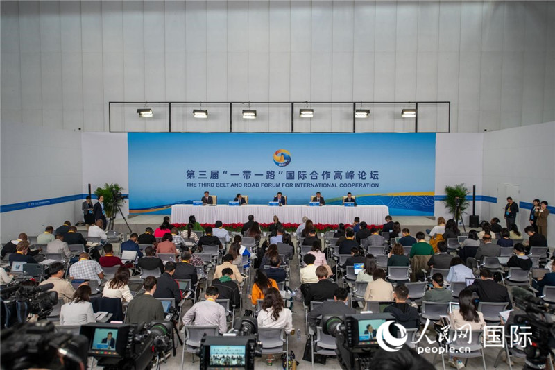 10月16日，第三屆“一帶一路”國(guó)際合作高峰論壇新聞中心在北京國(guó)家會(huì)議中心舉行首場(chǎng)吹風(fēng)會(huì)，邀請(qǐng)自然資源部國(guó)際合作司和相關(guān)單位負(fù)責(zé)人介紹有關(guān)情況，并回答記者提問(wèn)。人民網(wǎng)記者 翁奇羽攝