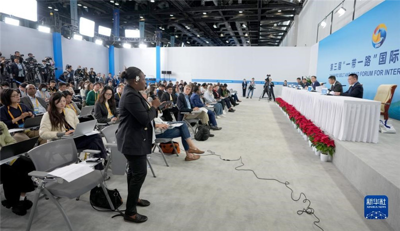 10月16日，第三屆“一帶一路”國(guó)際合作高峰論壇新聞中心在北京國(guó)家會(huì)議中心舉行首場(chǎng)吹風(fēng)會(huì)，邀請(qǐng)自然資源部國(guó)際合作司和相關(guān)單位負(fù)責(zé)人介紹有關(guān)情況，并回答記者提問(wèn)。新華社記者 王毓國(guó)攝