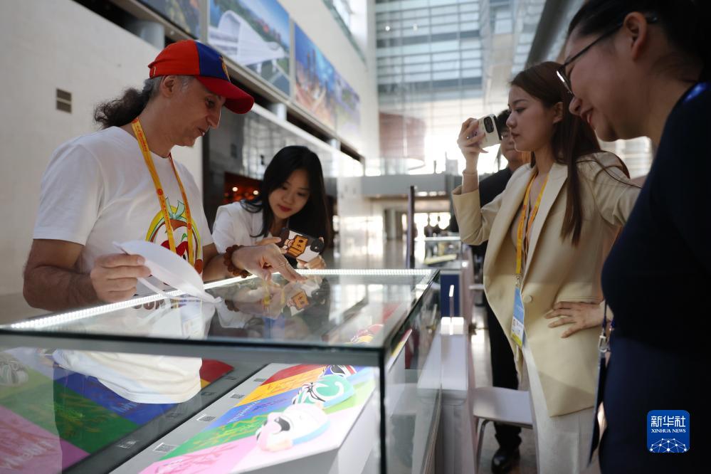 10月16日，參會記者在“一帶一路”國際合作高峰論壇新聞中心參觀展示的中國非物質(zhì)文化遺產(chǎn)展品。新華社記者 陳斌 攝