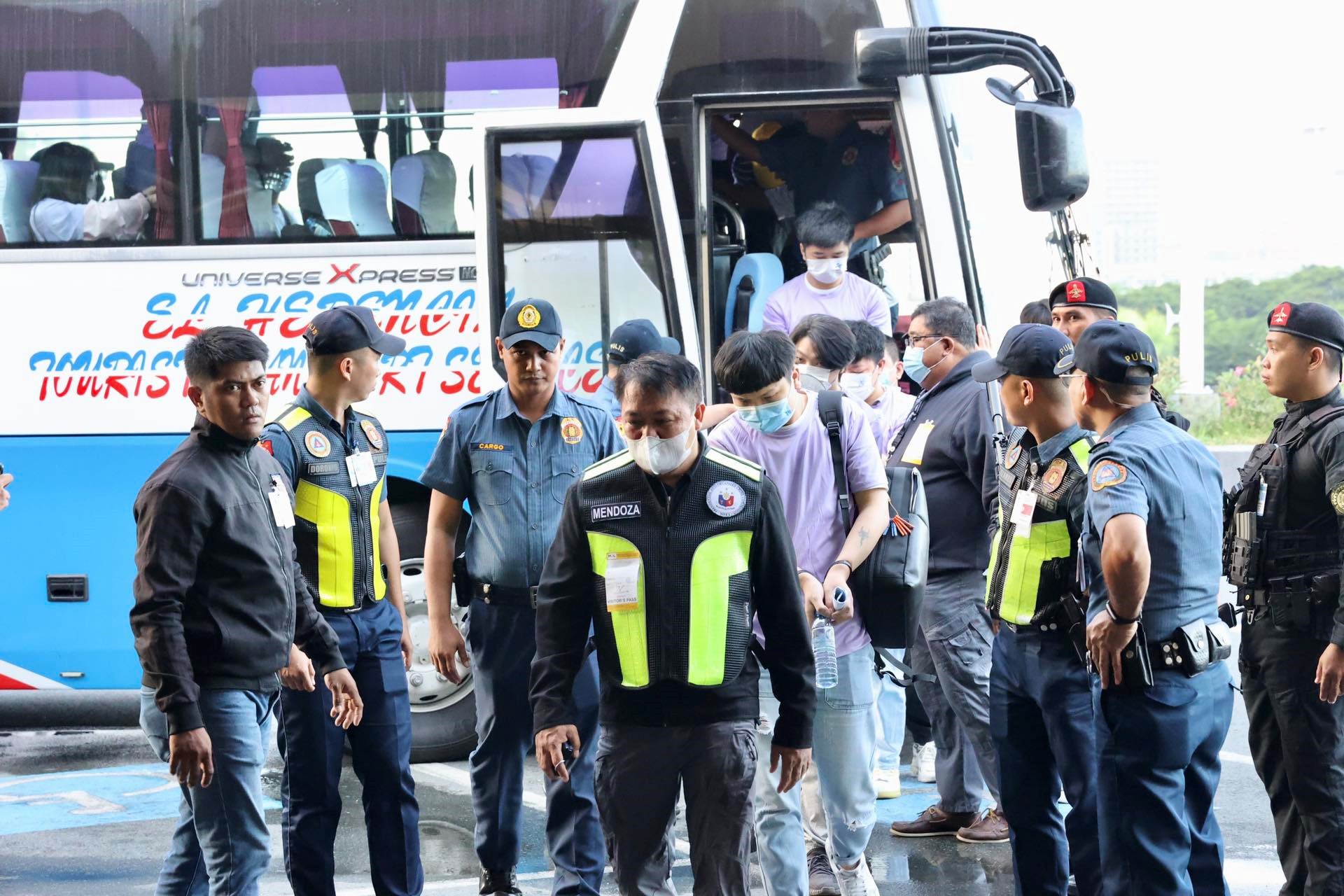 中菲兩國執(zhí)法部門合作遣返在菲從事離岸博彩的中國公民。中國駐菲律賓使館供圖