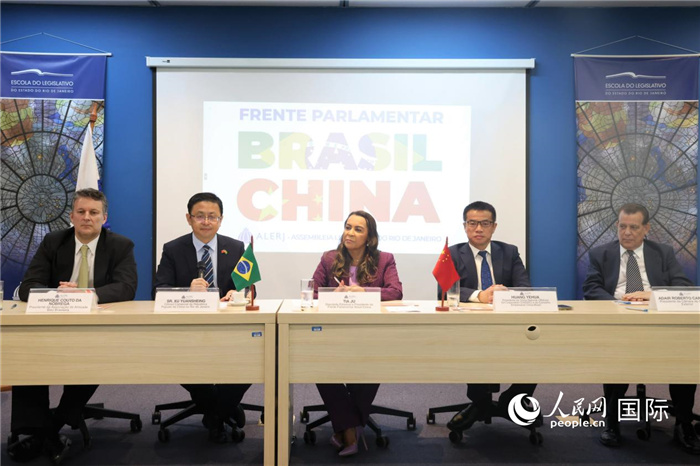 新一屆里約州巴西中國(guó)議員陣線在里約熱內(nèi)盧成立并舉行慶祝活動(dòng)，與會(huì)嘉賓在現(xiàn)場(chǎng)致辭。 人民網(wǎng)記者 時(shí)元皓攝