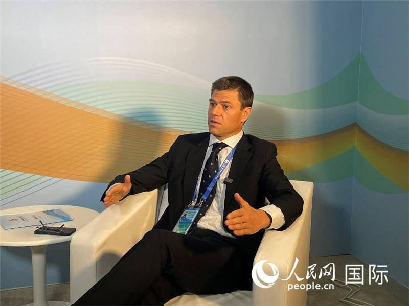 葡中工商會秘書長伯納德?門迪亞接受采訪。 人民網(wǎng)記者 張榮攝