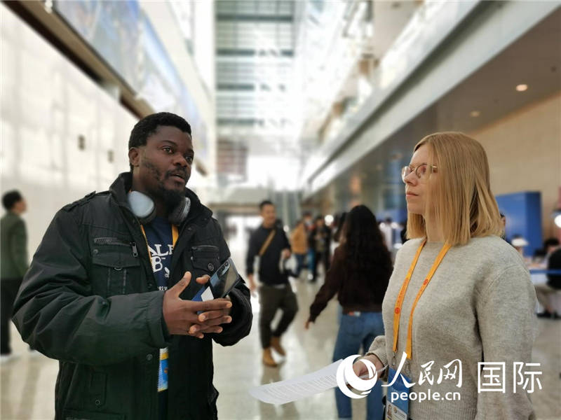 剛果（金）未來集團(tuán)廣播電視部記者雨果-恩澤扎接受人民網(wǎng)采訪。人民網(wǎng) 孫鴻宇攝