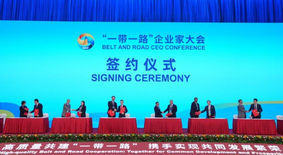 　　這是10月17日拍攝的簽約儀式現(xiàn)場(chǎng)。當(dāng)日，“一帶一路”企業(yè)家大會(huì)在北京召開。（新華社記者王毓國(guó)攝）