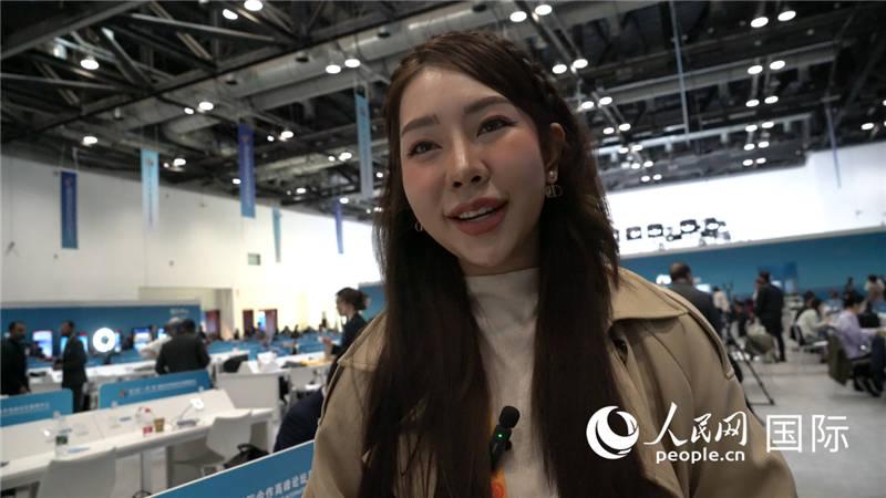 泰國TOPNEWS電視臺主播蓬薩婉?乍如潘（Phonsawan Jarupan）與記者交談。人民網(wǎng) 楊春燕攝