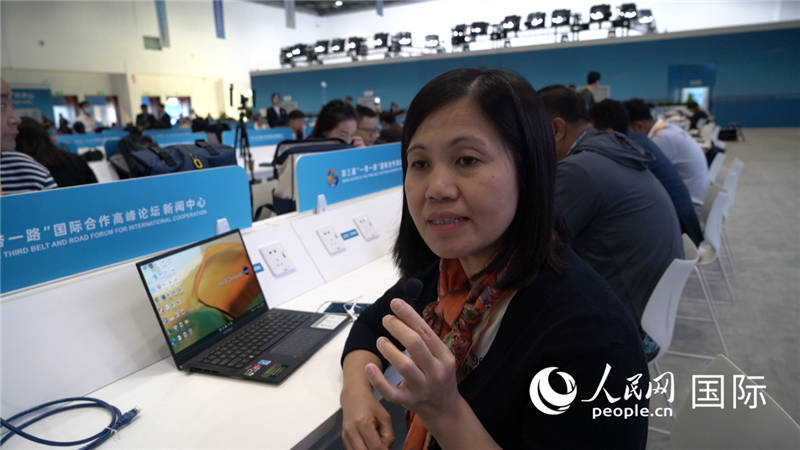 越南之聲廣播電臺記者胡鴻行（音譯，H? H?ng H?nh）與記者交談。人民網(wǎng) 楊春燕攝