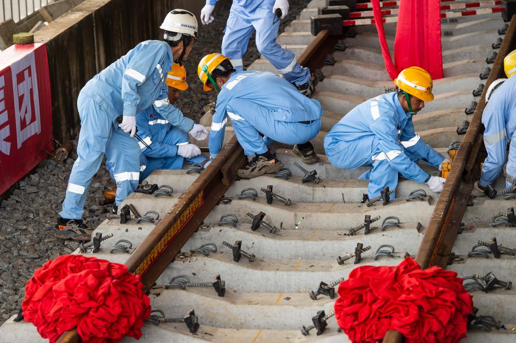 3月31日，在印度尼西亞雅加達(dá)雅萬高鐵哈利姆車站，工人鋪設(shè)雅萬高鐵全線最后一根鋼軌。