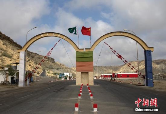 5月5日，瓜達(dá)爾港出入口的拱門。瓜達(dá)爾港是阿拉伯海沿岸的一座天然不凍良港，也是中巴經(jīng)濟(jì)走廊的南端起點(diǎn)。中國公司自2013年開始取得瓜達(dá)爾港的運(yùn)營權(quán)，目前各項(xiàng)工作逐步展開。盡管自然條件差、物資匱乏，但瓜達(dá)爾卻有著重要的地理位置。瓜達(dá)爾是巴基斯坦通往波斯灣和阿拉伯海的大門，距離霍爾木茲海峽僅400公里。作為一帶一路有益補(bǔ)充的中巴經(jīng)濟(jì)走廊經(jīng)濟(jì)構(gòu)架的確立，使位于巴基斯坦最南端的瓜達(dá)爾港成為中巴經(jīng)濟(jì)走廊的一個(gè)重要出海口。<a target='_blank' href='/'><p  align=