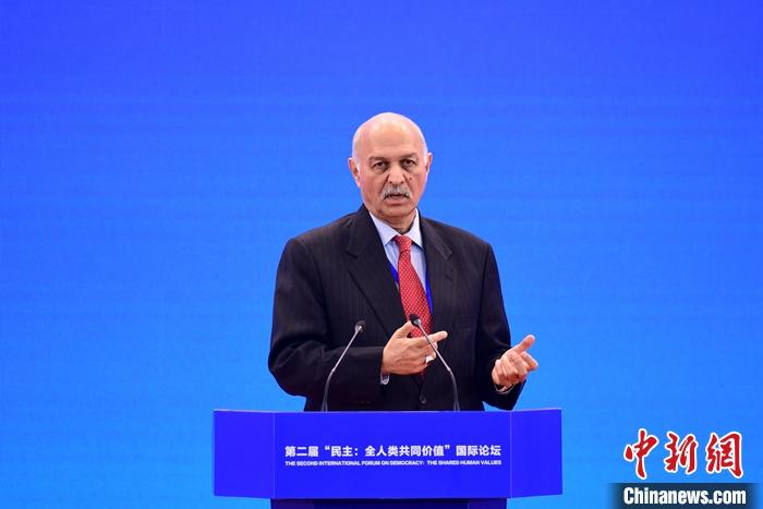 3月23日，第二屆“民主：全人類共同價(jià)值”國際論壇開幕式在北京舉行。圖為巴基斯坦參議院國防委員會(huì)主席穆沙希德·侯賽因在開幕式上作主題發(fā)言。 <a target='_blank' href='/'><p  align=