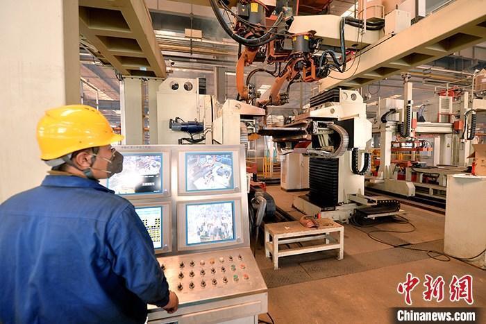 資料圖：車間內(nèi)工作人員進行機器操作。<a target='_blank' href='/' _fcksavedurl='/'><p  align=