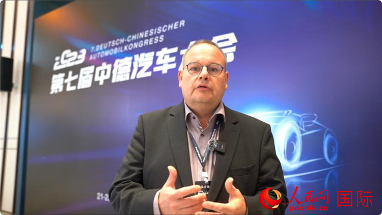 薩爾州經(jīng)濟(jì)發(fā)展局局長(zhǎng)斯特凡·施魏策爾接受人民網(wǎng)采訪。人民網(wǎng) 劉動(dòng)攝