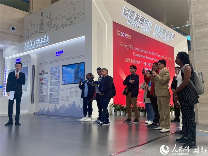 2023“一帶一路”媒體合作論壇聯(lián)合采訪團(tuán)參訪中國(guó)能建。人民網(wǎng)記者 于洋攝