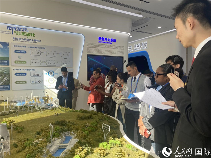 2023“一帶一路”媒體合作論壇聯(lián)合采訪團(tuán)參訪中國(guó)能建。人民網(wǎng)記者 于洋攝