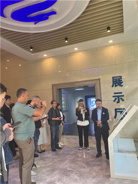 （在文瀾智谷中試產(chǎn)業(yè)基地，中外記者深入了解科技轉(zhuǎn)化情況 趙橙涔攝）