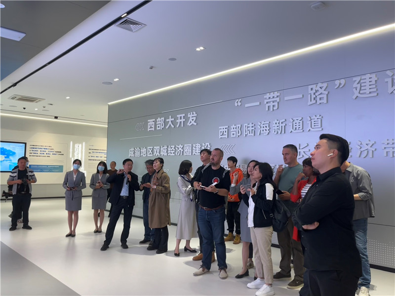 （成都國際鐵路港展廳，中外記者邊聽邊記，了解成都國際鐵路港運行情況 趙橙涔攝