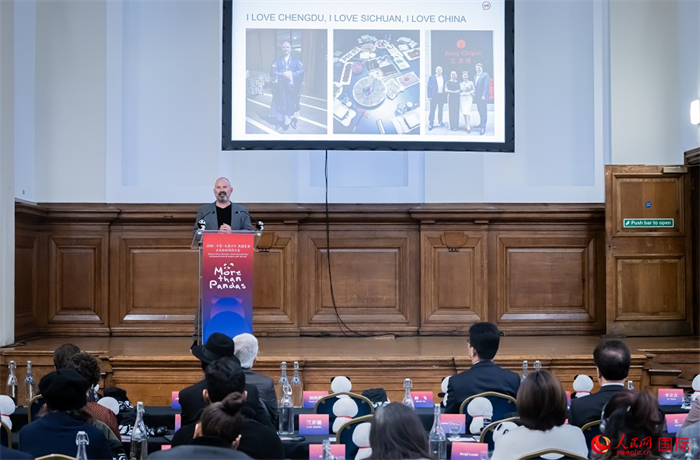 英國(guó)群英創(chuàng)意全球首席執(zhí)行官杰米·撒杰特在現(xiàn)場(chǎng)發(fā)言，分享如何進(jìn)一步提升四川旅游的國(guó)際影響力、吸引更多的英國(guó)游客。人民網(wǎng) 郭錦標(biāo)攝