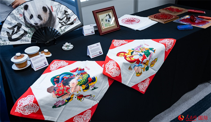 活動(dòng)現(xiàn)場(chǎng)的現(xiàn)場(chǎng)文創(chuàng)展、互動(dòng)體驗(yàn)區(qū)、非遺區(qū)展示。人民網(wǎng) 郭錦標(biāo)攝