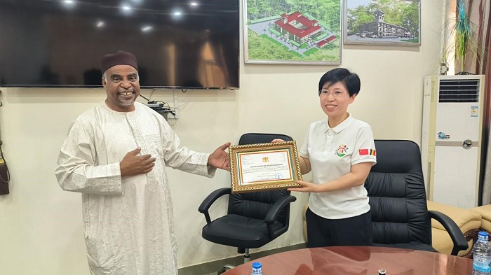 江西省衛(wèi)健委婦幼處處長葉穎代表組派部門接受乍得衛(wèi)生部表彰。中國（江西）第18批援乍得醫(yī)療隊供圖