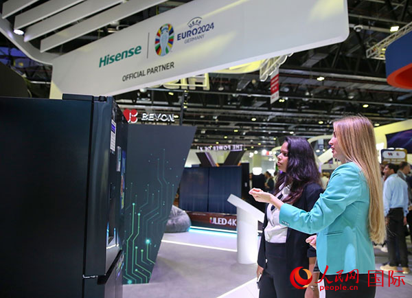 訪客在海信集團(tuán)展臺(tái)參觀。人民網(wǎng) 塔里克·易卜拉欣攝