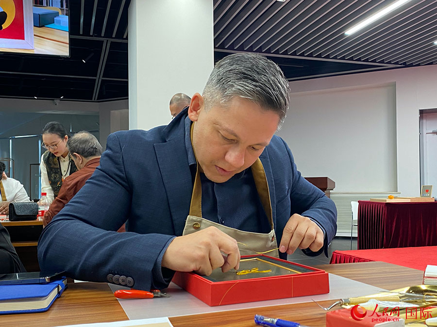 2023“一帶一路”媒體合作論壇聯(lián)合采訪(fǎng)團(tuán)團(tuán)員，親身體驗(yàn)景泰藍(lán)工藝。人民網(wǎng)記者 于洋攝